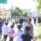Warga berlarian menuju zona aman tsunami saat mendengar sirine peringatan tsunami di Padang, Jumat (26/4/2024). (Foto: Diskominfo Padang)