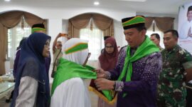 Penjabat (Pj) Wali Kota Padang Panjang, Sonny Budaya Putra melepas keberangkatan JCH menuju Tanah Suci, Sabtu (18/5/2024). (Foto: Kominfo Padang Panjang)