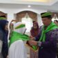 Penjabat (Pj) Wali Kota Padang Panjang, Sonny Budaya Putra melepas keberangkatan JCH menuju Tanah Suci, Sabtu (18/5/2024). (Foto: Kominfo Padang Panjang)