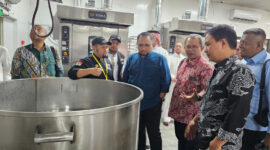 Menag Yaqut meninjau dapur katering di Madinah. (Foto: Kemenag)