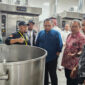 Menag Yaqut meninjau dapur katering di Madinah. (Foto: Kemenag)