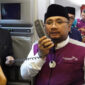 Menag Yaqut Cholil Qoumas saat melepas jemaah haji kloter pertama di pesawat. (Kemenag)