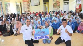 Wali Kota Padang, Hendri Septa didampingi Kepala Dinsos Padang Heriza Syafani menyerahkan tali asih kepada PSM se-Kota Padang, Rabu (8/5). (Foto: Prokopim Padang)