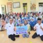 Wali Kota Padang, Hendri Septa didampingi Kepala Dinsos Padang Heriza Syafani menyerahkan tali asih kepada PSM se-Kota Padang, Rabu (8/5). (Foto: Prokopim Padang)
