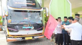 Wali Kota Padang, Hendri Septa melepas calon jemaah haji (CJH) kloter pertama Kota Padang di Masjid Agung Nurul Iman, Sabtu (11/5/2024). (Foto: Prokopim Padang)