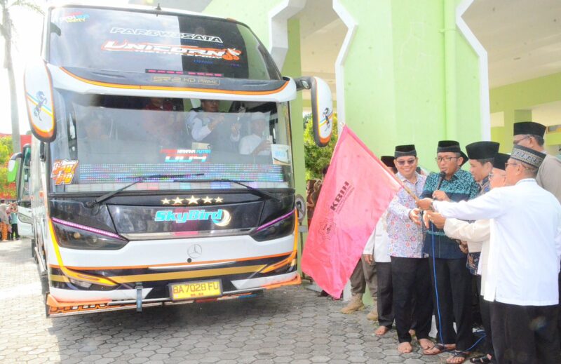 Wali Kota Padang, Hendri Septa melepas calon jemaah haji (CJH) kloter pertama Kota Padang di Masjid Agung Nurul Iman, Sabtu (11/5/2024). (Foto: Prokopim Padang)