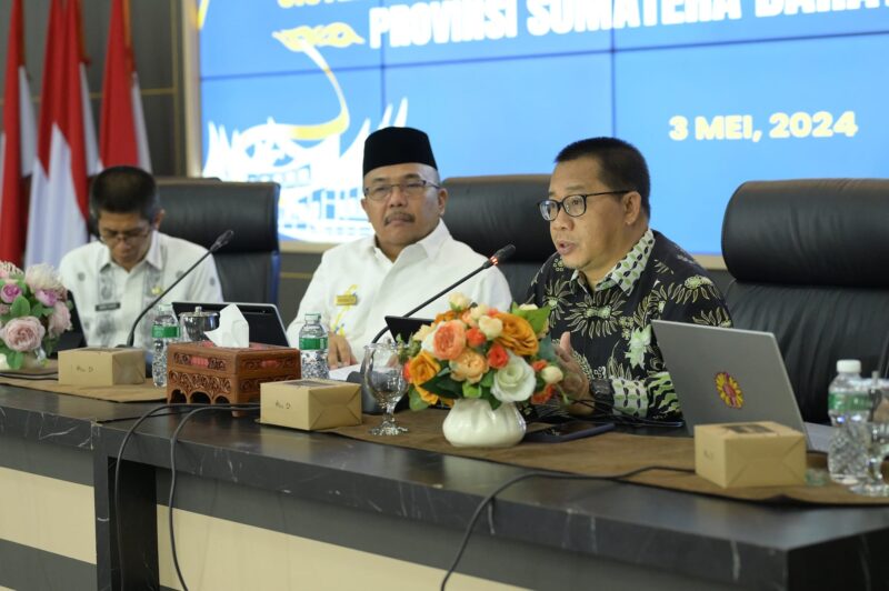 Sekda Hansastri saat kegiatan Pra Evaluasi SAKIP Provinsi Sumbar di Auditorium Istana Gubernur Sumbar, Jumat (3/5/2024). (Foto: ADPSB)