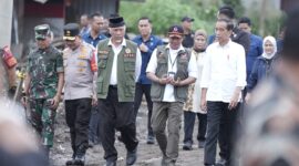 Presiden Jokowi meninjau kerusakan dampak bencana banjir lahar dingin dan longsor di Bukik Batabuah, Agam, Selasa (21/5/2024). (Foto: adpsb)