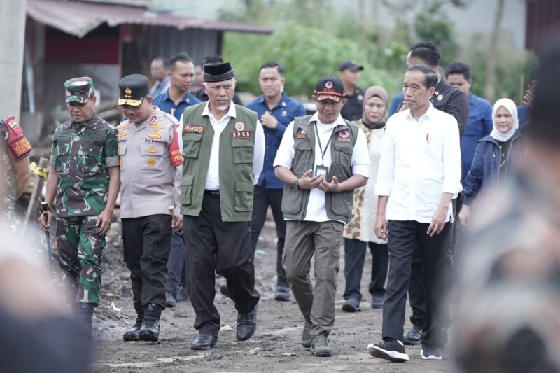 Presiden Jokowi meninjau kerusakan dampak bencana banjir lahar dingin dan longsor di Bukik Batabuah, Agam, Selasa (21/5/2024). (Foto: adpsb)