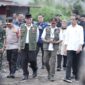 Presiden Jokowi meninjau kerusakan dampak bencana banjir lahar dingin dan longsor di Bukik Batabuah, Agam, Selasa (21/5/2024). (Foto: adpsb)