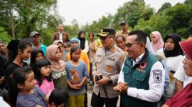 Bupati Eka Putra mengecek bantaran sungai di kawasan Nagari Rao-rao dan Nagari Pasie Laweh, Rabu (22/5/2024). (Foto: Prokopim Tanah Datar)