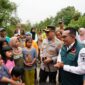 Bupati Eka Putra mengecek bantaran sungai di kawasan Nagari Rao-rao dan Nagari Pasie Laweh, Rabu (22/5/2024). (Foto: Prokopim Tanah Datar)