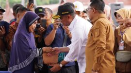 Menko PMK Muhadjir Effendy menyerahkan santunan kepada korban banjir bandang di Kabupaten Tanah Datar, Selasa (21/5/2024). (Foto: Prokopim Tanah Datar)