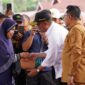 Menko PMK Muhadjir Effendy menyerahkan santunan kepada korban banjir bandang di Kabupaten Tanah Datar, Selasa (21/5/2024). (Foto: Prokopim Tanah Datar)