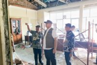 Plh Wali Kota Padang Andree Algamar meninjau proses rehab gedung DPRD Padang yang lama, Kamis (16/5/2024) sore. (Foto: Prokopim Padang)