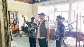 Plh Wali Kota Padang Andree Algamar meninjau proses rehab gedung DPRD Padang yang lama, Kamis (16/5/2024) sore. (Foto: Prokopim Padang)