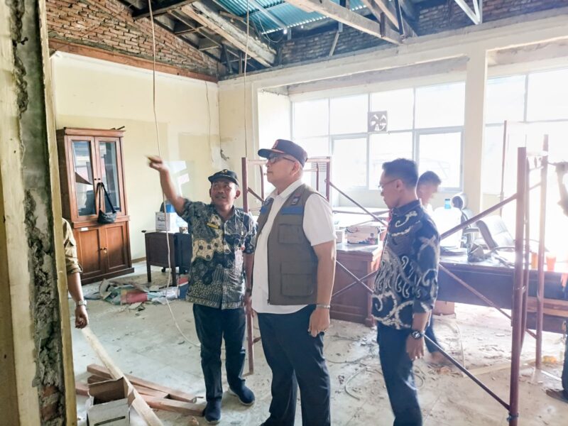 Plh Wali Kota Padang Andree Algamar meninjau proses rehab gedung DPRD Padang yang lama, Kamis (16/5/2024) sore. (Foto: Prokopim Padang)