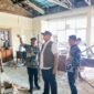 Plh Wali Kota Padang Andree Algamar meninjau proses rehab gedung DPRD Padang yang lama, Kamis (16/5/2024) sore. (Foto: Prokopim Padang)