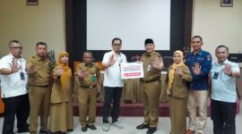 Pj Wako Padang Andree Algamar menerima bantuan dari PT Semen Padang untuk penanganan stunting. (Foto: Prokopim Padang)