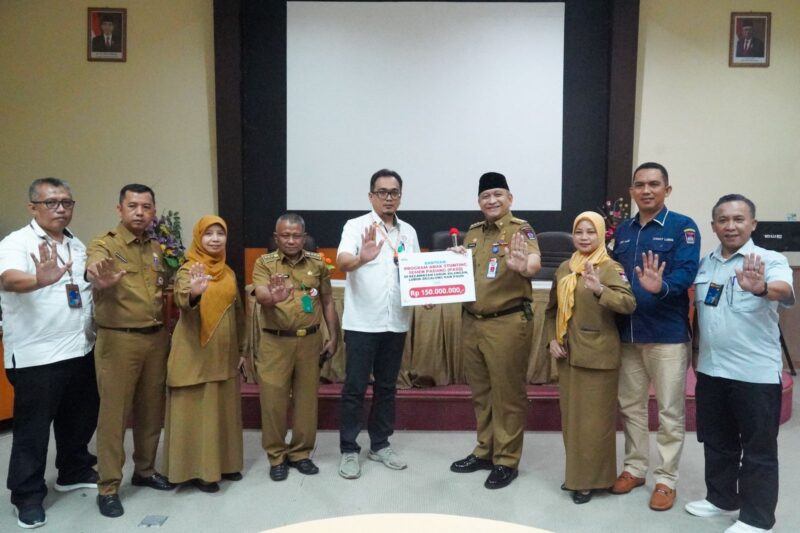 Pj Wako Padang Andree Algamar menerima bantuan dari PT Semen Padang untuk penanganan stunting. (Foto: Prokopim Padang)