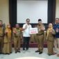Pj Wako Padang Andree Algamar menerima bantuan dari PT Semen Padang untuk penanganan stunting. (Foto: Prokopim Padang)