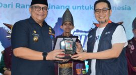 Penyerahan cenderamata oleh Pj Wako Padang Andree Algamar. (Foto: Prokopim Padang)