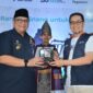 Penyerahan cenderamata oleh Pj Wako Padang Andree Algamar. (Foto: Prokopim Padang)