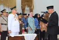 Gubernur Sumbar Mahyeldi melantik Andree Algamar menjadi Pj Wali Kota Padang, Jumat (17/4/2024).