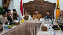 Bupati Tanah Datar Eka Puta saat rakor bersama Kepala BNPB Letjen TNI Suharyanto, Kepala BMKG Prof Dwi Korita Karnawati dan pihak terkait lainnya di Gedung Indo Jalito, Selasa (14/5/2024). (Foto: Prokopim Padang)