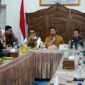 Bupati Tanah Datar Eka Puta saat rakor bersama Kepala BNPB Letjen TNI Suharyanto, Kepala BMKG Prof Dwi Korita Karnawati dan pihak terkait lainnya di Gedung Indo Jalito, Selasa (14/5/2024). (Foto: Prokopim Padang)