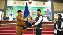 Pj Payakumbuh Jasman melepas jamaah calon haji (JCH) asal Payakumbuh di Aula Balai Kota Payakumbuh, Selasa (14/5/2024). (Foto: Humas Pemko Payakumbuh)