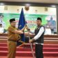 Pj Payakumbuh Jasman melepas jamaah calon haji (JCH) asal Payakumbuh di Aula Balai Kota Payakumbuh, Selasa (14/5/2024). (Foto: Humas Pemko Payakumbuh)