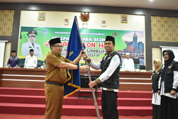 Pj Payakumbuh Jasman melepas jamaah calon haji (JCH) asal Payakumbuh di Aula Balai Kota Payakumbuh, Selasa (14/5/2024). (Foto: Humas Pemko Payakumbuh)