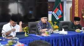 Pj Wako Padang Andree Algamar rapat bersama OPD terkait menindaklanjuti kasus kebakaran di Pasar Raya Padang, Jumat (31/5/2024). (Foto: Prokopim Padang)