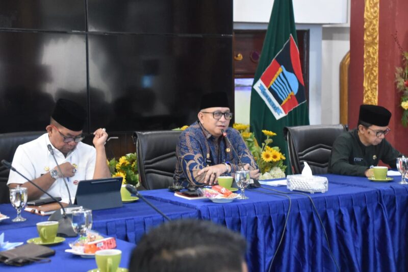 Pj Wako Padang Andree Algamar rapat bersama OPD terkait menindaklanjuti kasus kebakaran di Pasar Raya Padang, Jumat (31/5/2024). (Foto: Prokopim Padang)