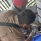 Petugas Dispangtan melakukan vaksinasi terhadap hewan peliharaan, Senin (6/5/2024). (Foto: Diskominfo Padang Panjang)