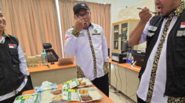 Pengecekan sampel makanan jemaah haji. (Foto: Kemenag/Hikmah Romalina)