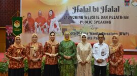 Peluncuran website DWP Padang dan pelatiha public speaking di Hotel Basko Padang, Rabu (8/5/2024). (Foto: Prokopim Padang)
