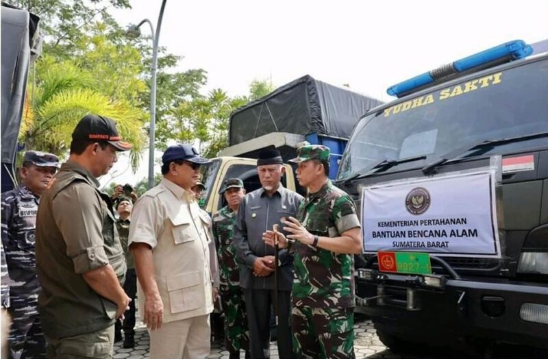 Menhan Prabowo Subianto tiba di Padang menyerahkan bantuan untuk korban bencana di Sumbar, Kamis (16/5/2024). (Foto: IG Prabowo)
