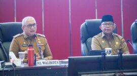 Pj Wako Padang Andree Algamar saat rapat staf bulanan Pemko Padang, Senin (27/5/2024). (Foto: Diskominfo Padang)