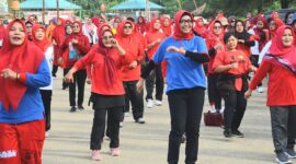Ketua YJI Cabang Kota Padang Genny Hendri Septa mengikuti senam jantung sehat di kawasan objek wisata Pantai Air Manis, Jumat (10/5/2024). (Foto: Prokopim Padang)
