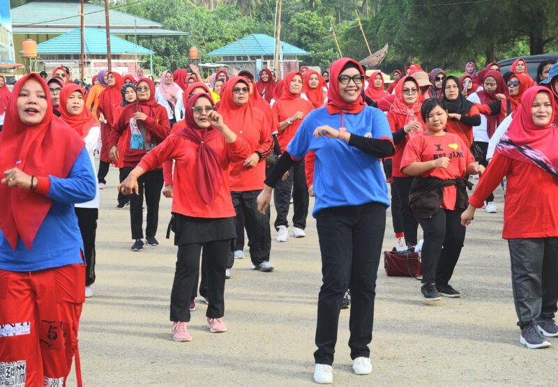 Ketua YJI Cabang Kota Padang Genny Hendri Septa mengikuti senam jantung sehat di kawasan objek wisata Pantai Air Manis, Jumat (10/5/2024). (Foto: Prokopim Padang)