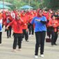 Ketua YJI Cabang Kota Padang Genny Hendri Septa mengikuti senam jantung sehat di kawasan objek wisata Pantai Air Manis, Jumat (10/5/2024). (Foto: Prokopim Padang)