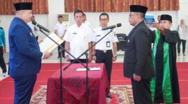 Pj Wako Padang Andree Algamar melantik Yosefriawan sebagai Pj Sekda Padang, Rabu (29/5/2024). (Foto: Prokopim Padang)
