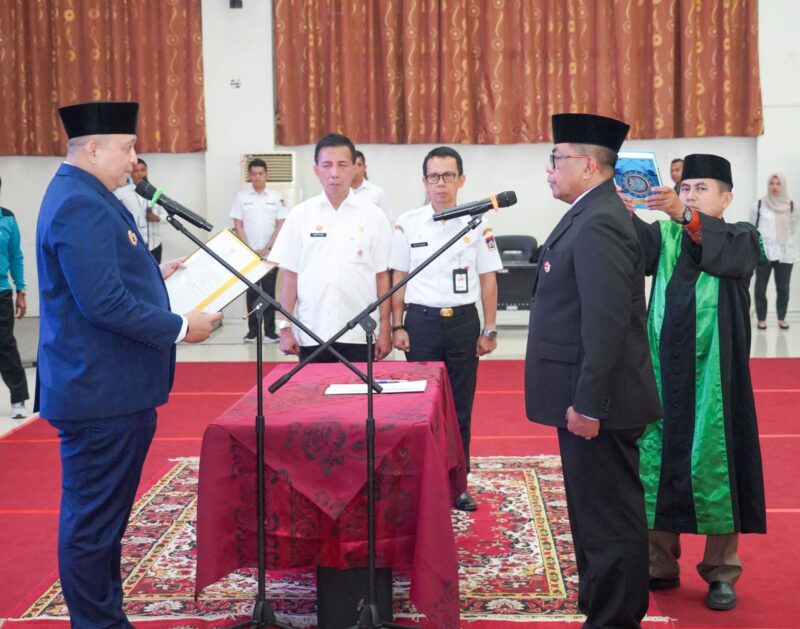 Pj Wako Padang Andree Algamar melantik Yosefriawan sebagai Pj Sekda Padang, Rabu (29/5/2024). (Foto: Prokopim Padang)