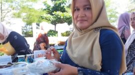 Ketua PKK Kecamatan Padang Selatan, Ny Ernita Anhal memperlihatkan menu olahan berbahan dasar ikan tuna. (Foto: Diskominfo Padang)
