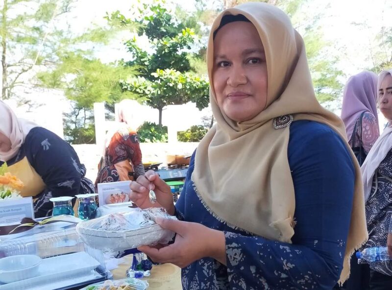 Ketua PKK Kecamatan Padang Selatan, Ny Ernita Anhal memperlihatkan menu olahan berbahan dasar ikan tuna. (Foto: Diskominfo Padang)