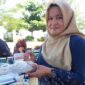 Ketua PKK Kecamatan Padang Selatan, Ny Ernita Anhal memperlihatkan menu olahan berbahan dasar ikan tuna. (Foto: Diskominfo Padang)