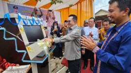 Bupati Tanah Datar Eka Putra melaunching inovasi SIMPONI di halaman kantor Wali Nagari Tanjuang, Kamis (2/5/2024). (Foto: Prokopim Tanah Datar)
