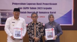 Wali Kota Solok, Zul Elfian Umar dan Ketua DPRD Kota Solok Hj. Nurnisma menerima opini WTP dsri Perwakilan BPK Sumbar, Arif Agus, Jumat (3/5/24). (Foto: Prokopim Kota Solok)